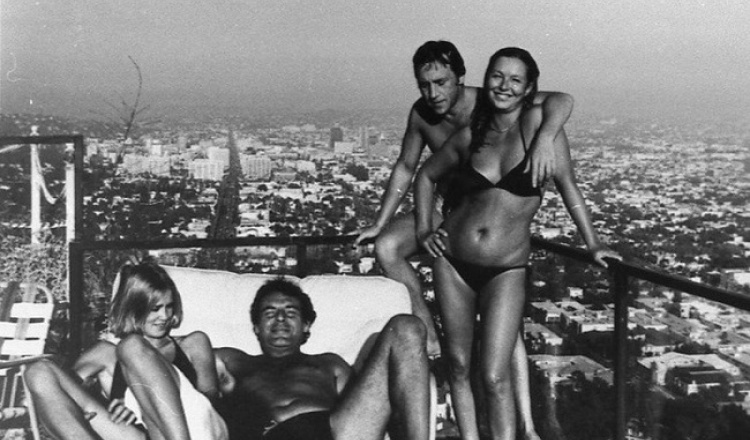 Этот снимок был сделан в 1976 году в Лос-Анджелесе, США. На нем запечатлены Джессика Лэнг, Милош Форман, Владимир Высоцкий, Марина Влади.