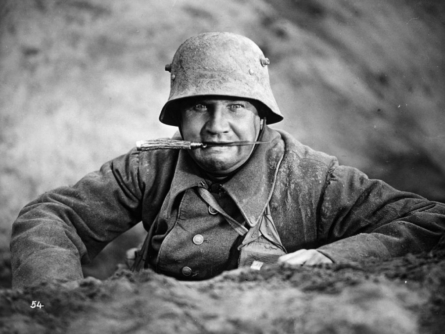 kadr iz nemetskogo filma %C2%ABzapadnyiy front%C2%BB. для чего на немецких касках были рожки