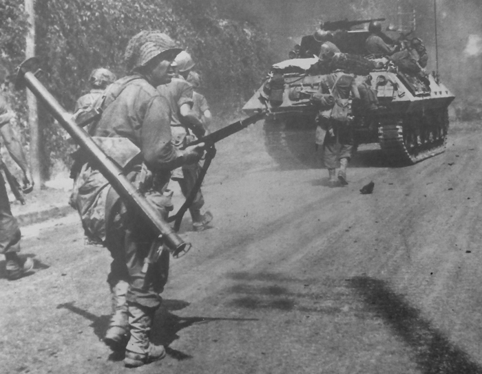 Вооруженный базукой солдат американской 5-й пехотной дивизии по дороге на Фонтенбло, Франция, август 1944 года.