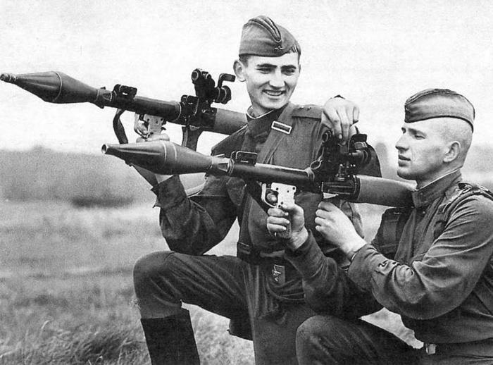 В Советской армии РПГ-7 очень быстро стал основным противотанковым вооружением пехотинцев, которые ценили его за простоту конструкции и применения.