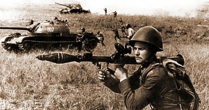 Вскоре после принятия «семерки» на вооружение это хорошо узнаваемое оружие стало одним из символов Советской армии.